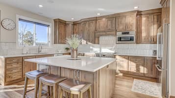 Kjøleskap, mikrobølgeovn, ovn og kokeplater