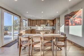 Dining - Zion Border 3,475 sq ft Retreat – 5BR En-Suite Baths, Trails & Canyon Views (Orderville)