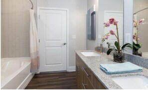 Combined shower/tub, hair dryer, towels, soap - Perfect Two Bedroom Condo In the Middle Of Orando (Orlando)