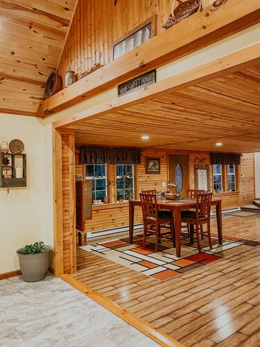 3BR Cozy Country Cabin w/ Hot Tub near Penns Creek