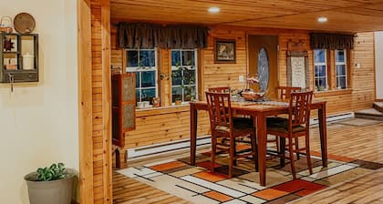 3BR Cozy Country Cabin w/ Hot Tub near Penns Creek