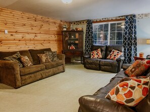 Smart TV, books - 3BR Cozy Country Cabin w/ Hot Tub near Penns Creek (Millmont)