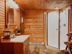 Suihkun ja ammeen yhdistelmä, hiustenkuivaaja, pyyhkeet, saippua