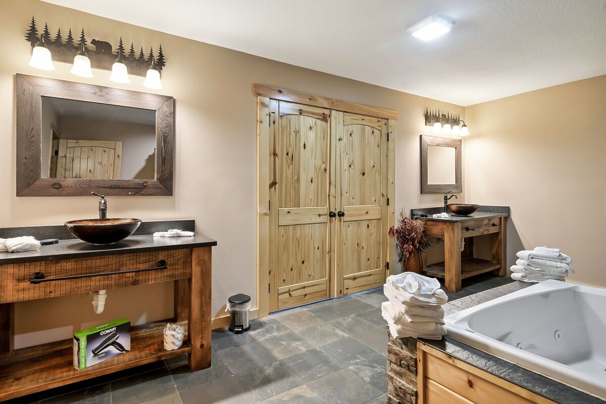 Photo 66 of Great location! King Suites Arcades Theater Hot tub