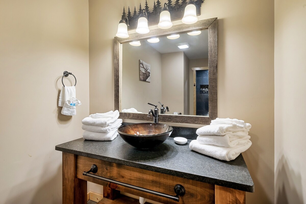 Photo 70 of Great location! King Suites Arcades Theater Hot tub