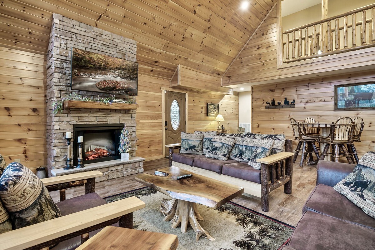 Photo 87 of Great location! King Suites Arcades Theater Hot tub