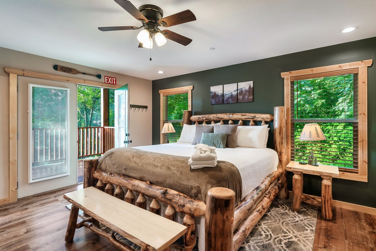 Photo 72 of Great location! King Suites Arcades Theater Hot tub