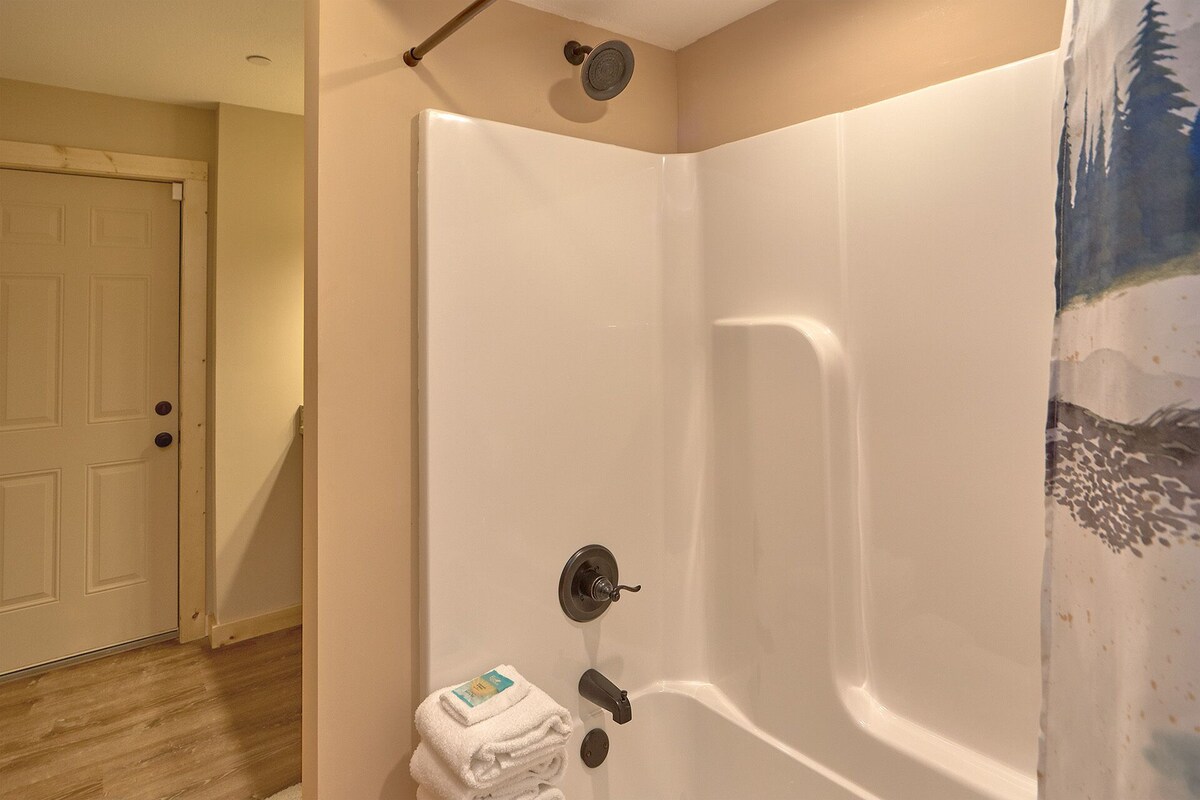 Photo 78 of Great location! King Suites Arcades Theater Hot tub