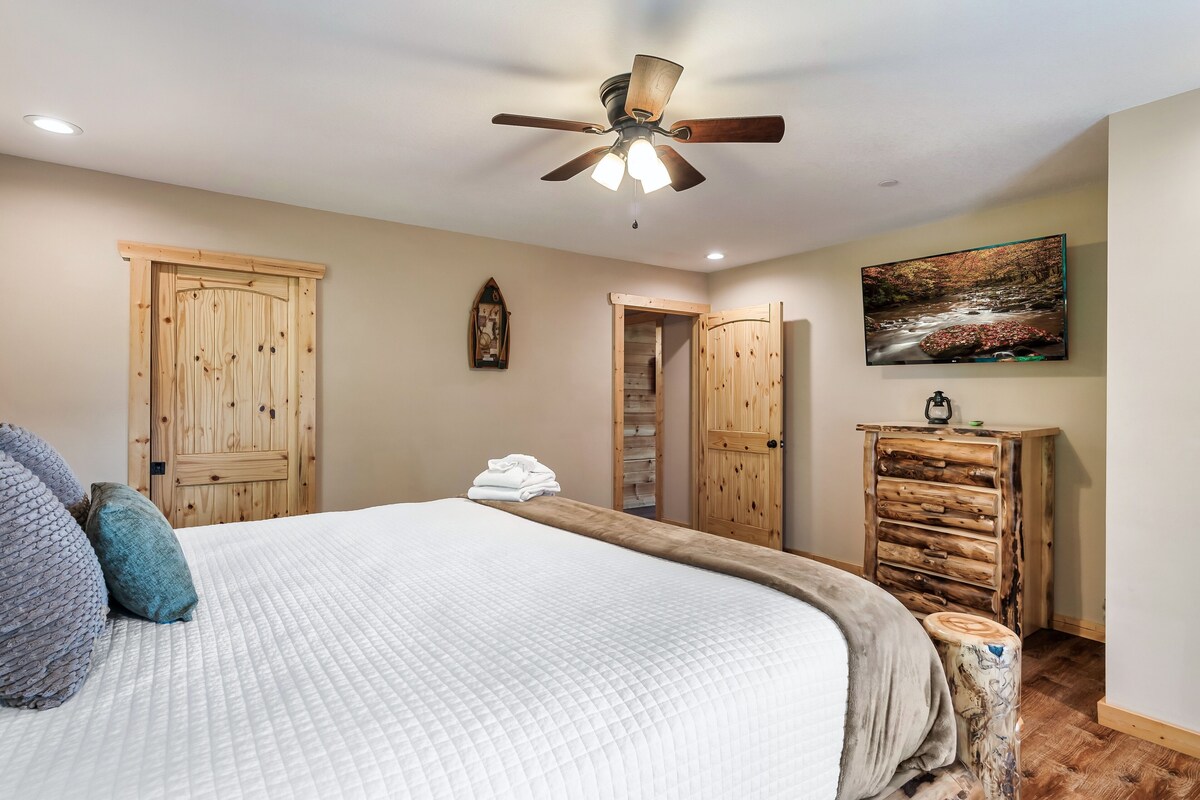 Photo 74 of Great location! King Suites Arcades Theater Hot tub