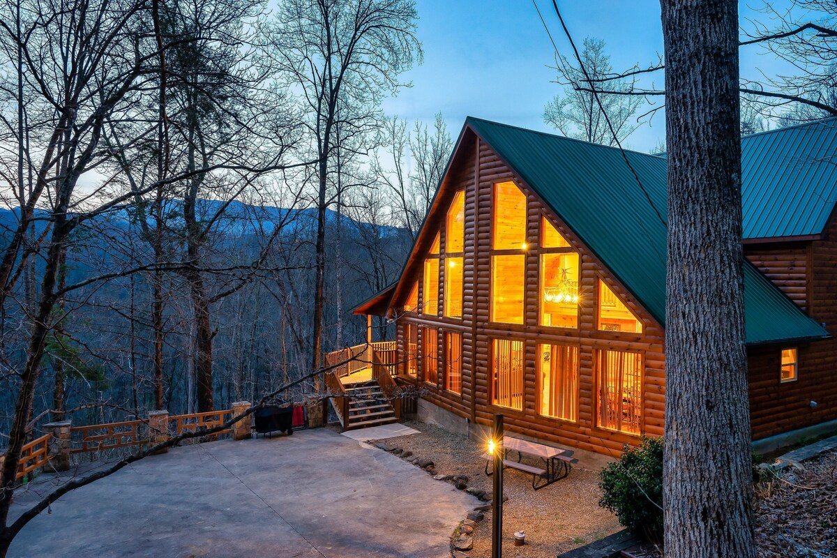 Photo 51 of Great location! King Suites Arcades Theater Hot tub