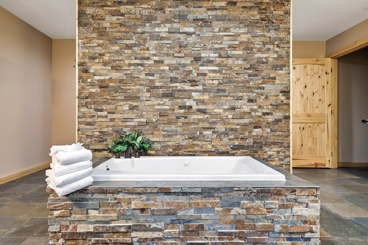 Photo 65 of Great location! King Suites Arcades Theater Hot tub