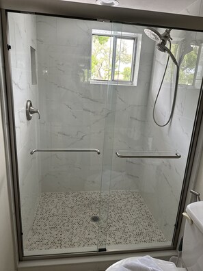 Shower, hair dryer, towels, shampoo - Charming canal-front apartment with king bed, AC, WiFi, in phenomenal Fort Myers (Fort Myers)