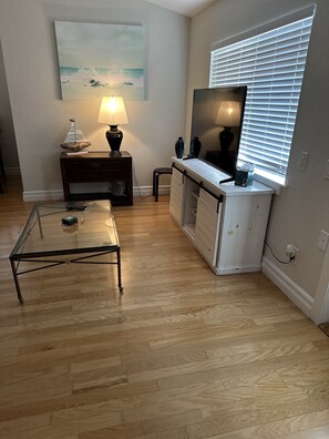 Smart TV - Charming canal-front apartment with king bed, AC, WiFi, in phenomenal Fort Myers (Fort Myers)