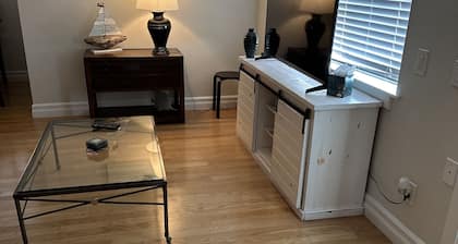 Charming canal-front apartment with king bed, AC, WiFi, in phenomenal Fort Myers