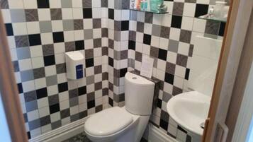 Habitación familiar (Room 8) | Baño | Ducha y toallas