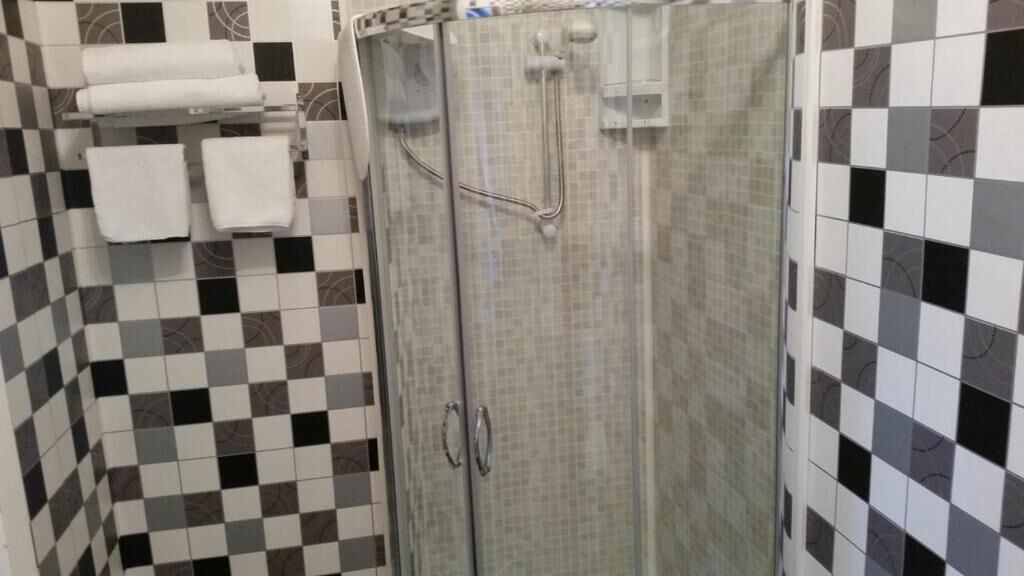 Family Room (Room 8) | Bathroom | Shower, towels