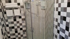 Camera familiare (Room 8) | Bagno | Doccia, asciugamani