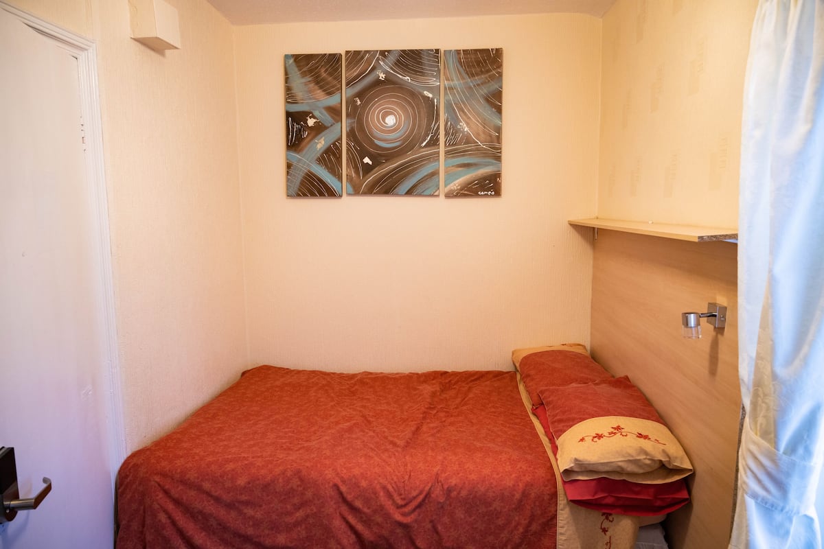 Standard-dobbeltværelse til 1 person (Room 6) | Allergivenligt sengetøj, strygejern/strygebræt, gratis Wi-Fi, sengetøj