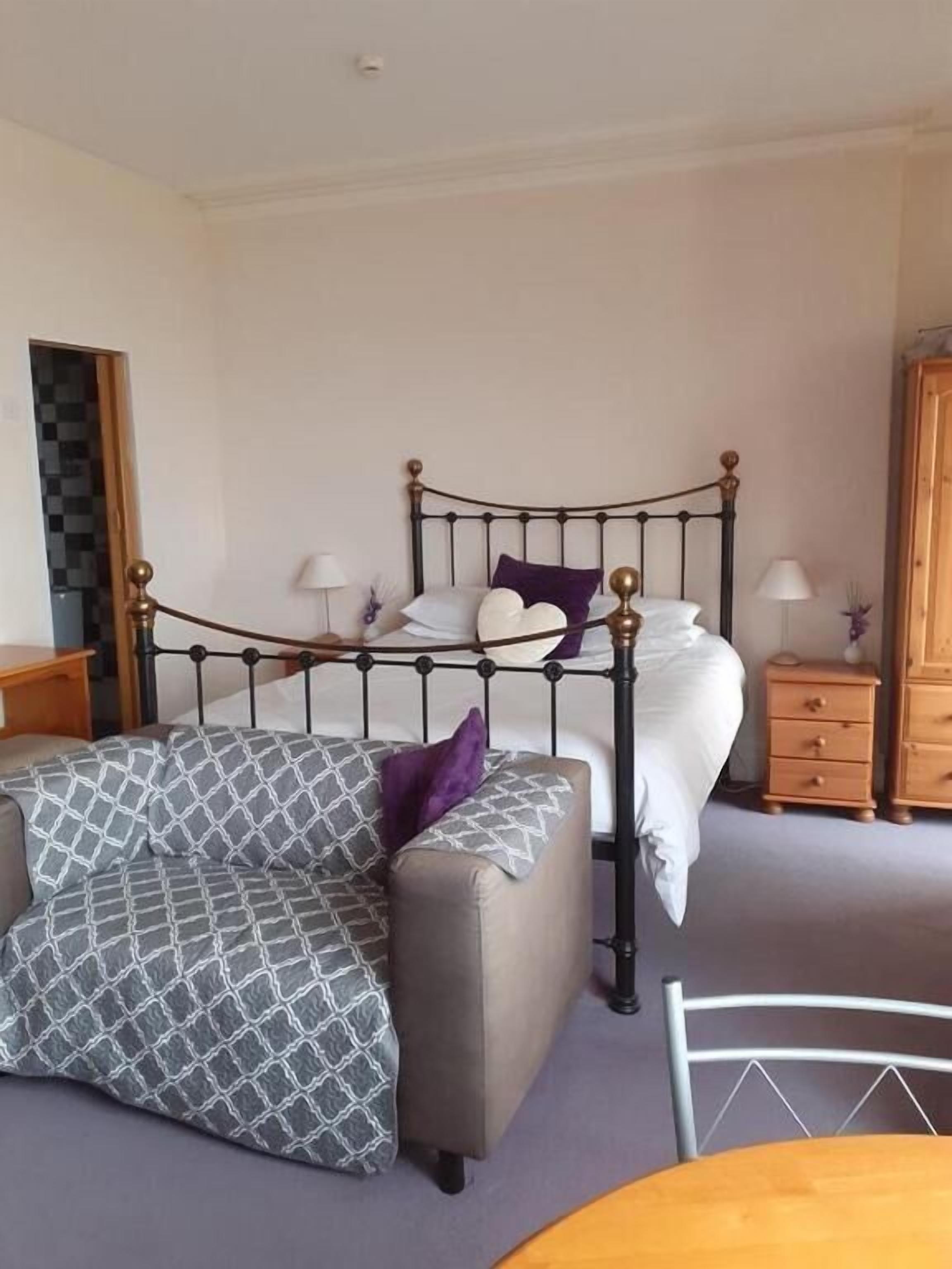 ملاءات للفراش لا تسبب الحساسية ومكواة/لوح كي وواي فاي مجانًا