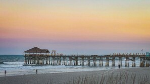 بالقرب من الشاطئ، كراسي للتشمس، مناشف للشاطئ