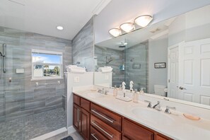 Ensemble douche/baignoire, sèche-cheveux, serviettes fournies, savon