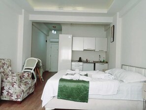 Exclusive Triple Room | Egyptian cotton sheets, premium bedding, desk, free WiFi - Daylight Rezidans (Istanbul)