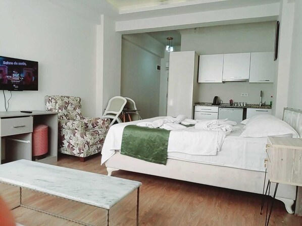 Habitación triple exclusiva | Sábanas de algodón egipcio, ropa de cama de alta calidad, escritorio