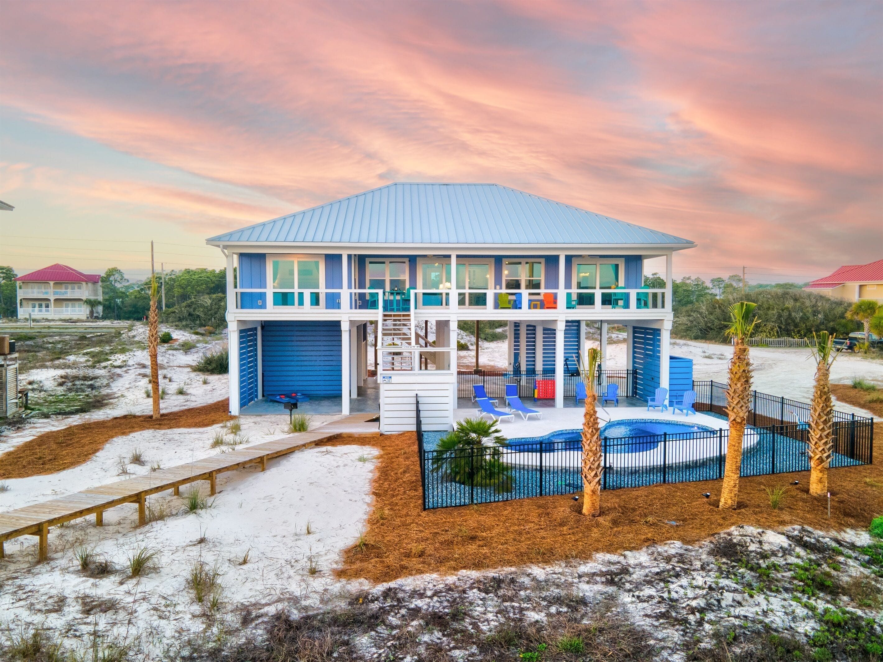 BEACHSIDE NEWLY BUILT 4BR 4 1/2 bath St. George Island w/pool