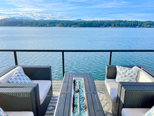 Homeport- Luxury Waterfront Home w/ Hot Tub and Game Room