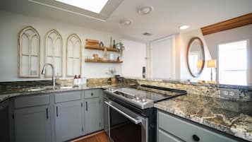 KylskÄp, mikrovÄgsugn, ugn och spishÀll