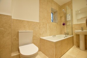 Combined shower/tub, hair dryer, towels, soap - Luxury family holiday home in  Salcombe, Devon. Amazing views (Salcombe)