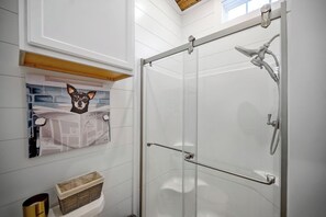 Dusche, Haartrockner, Handtücher, Toilettenpapier