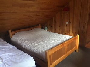2 habitaciones y tabla de planchar con plancha