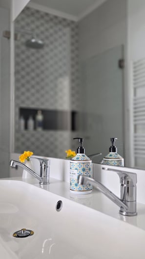 Badewanne, Haartrockner, Handtücher, Seife