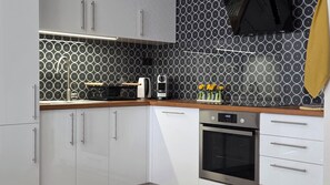 Frigorifero, microonde, forno, piano cottura