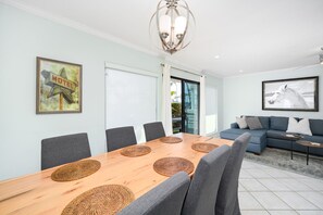 Dining - 2 Bedroom Oceanfront w/ Patio on the Boardwalk (Newport Beach)