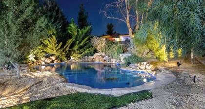 Oasis🌵in the❤️of Joshua Tree + Gym + Hot Tub + Tesla⚡️+ pond and waterfall