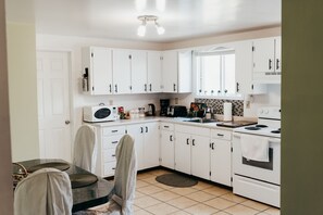 ダイニングテーブル