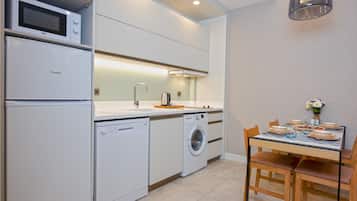 Executive Suite | Private kitchen | Fridge, microwave, stovetop, dishwasher