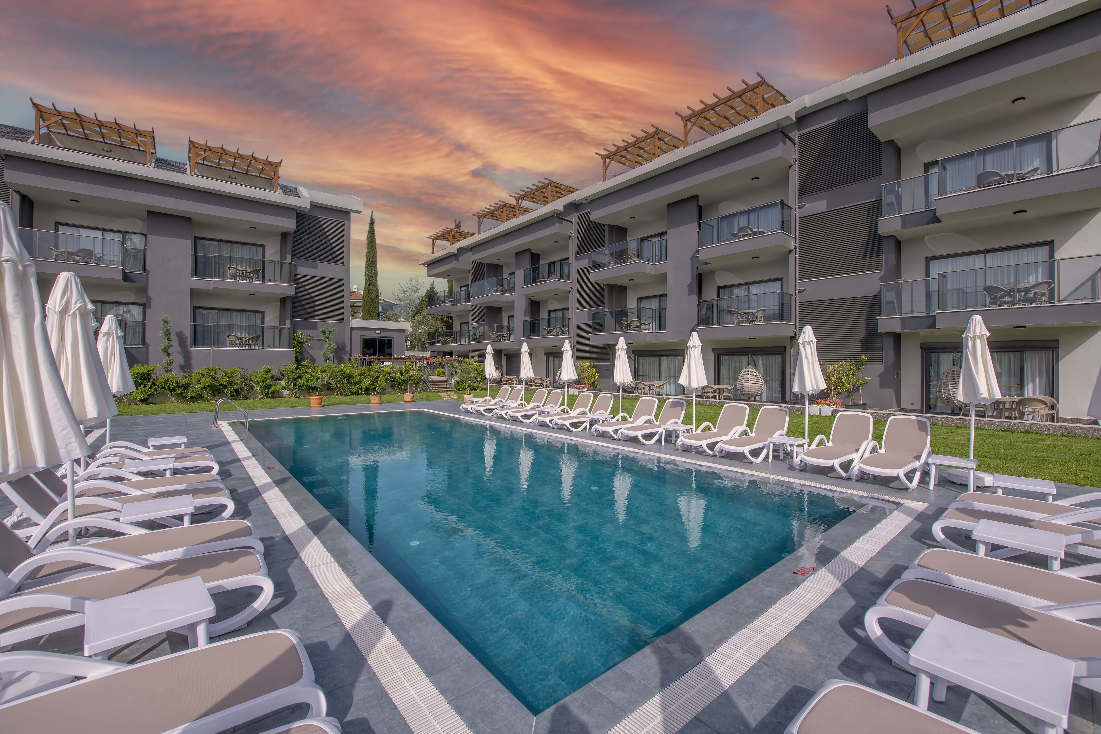 حمّام سباحة خارجي، مظلات على حمّام السباحة، مقاعد للتشمس