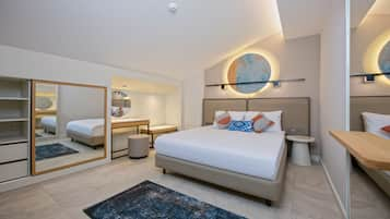 Executive Suite | Minibar, in-room safe, blackout curtains, soundproofing