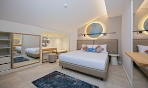 Executive Suite | Minibar, in-room safe, blackout curtains, soundproofing