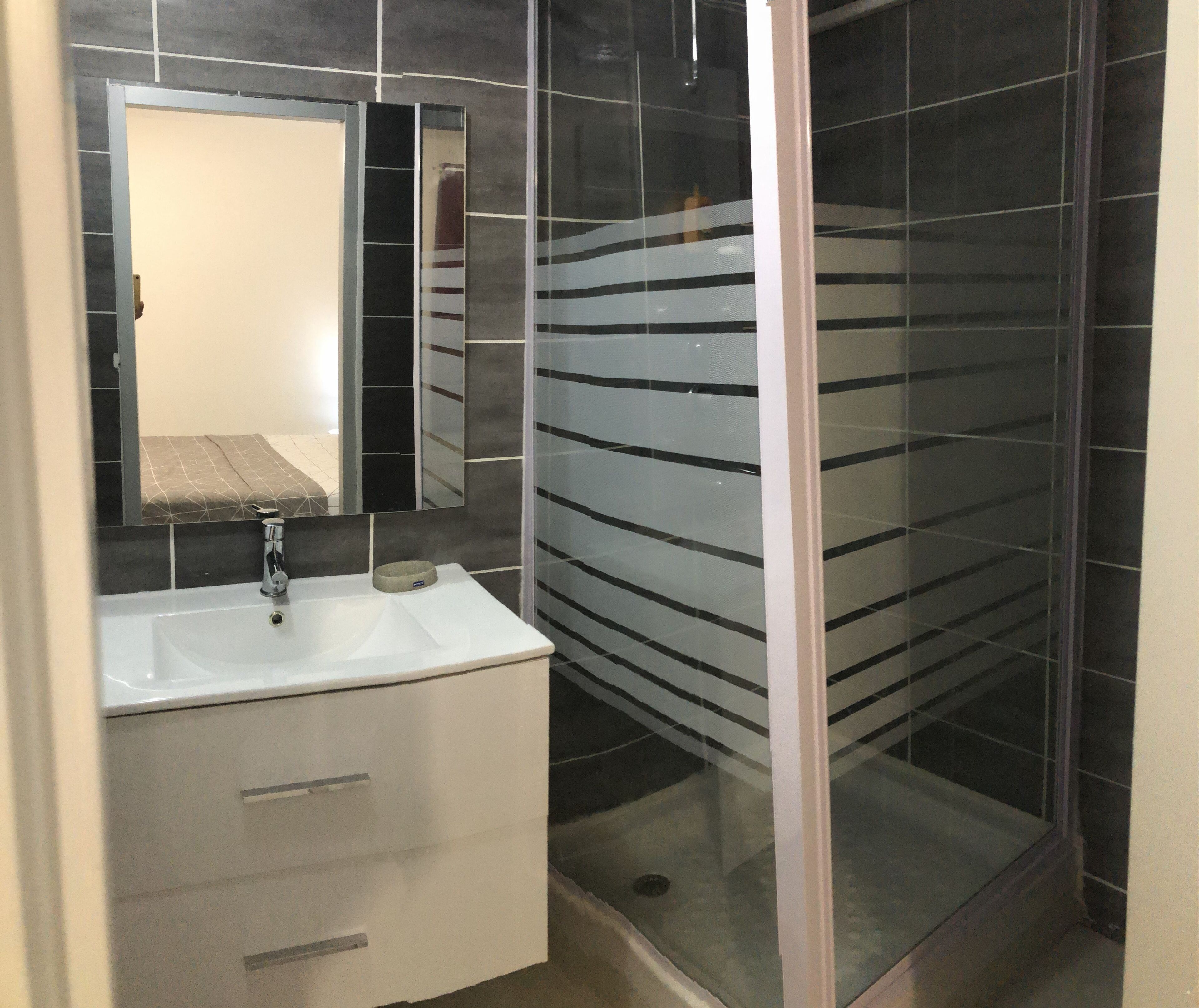 Douche, sèche-cheveux, serviettes fournies, savon