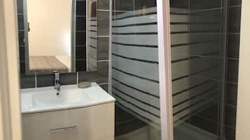 Douche, sĂšche-cheveux, serviettes fournies, savon
