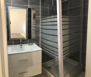Dusche, Haartrockner, Handtücher, Seife
