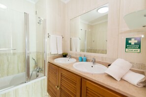 Combined shower/bathtub, hair dryer, bidet, towels - Apartament Terrace front Fuseta beach downtown wifi netflix (Fuseta)