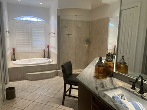 Ensemble douche/baignoire, sèche-cheveux, serviettes fournies