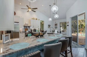 Fridge, microwave, oven, stovetop - Peaceful Paradise Villa located minutes to fifth Avenue Shoppes and beaches (Naples)