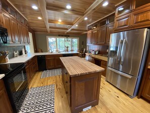Fridge, microwave, oven, stovetop - New! Luxury Lakefront Lodge - Pier, Beach, Boats, Hot Tub, Fire pits, Fireplaces (Redgranite)