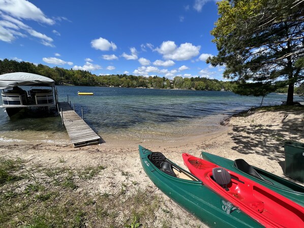 Beach nearby, sun-loungers, beach towels - New! Luxury Lakefront Lodge - Pier, Beach, Boats, Hot Tub, Fire pits, Fireplaces (Redgranite)